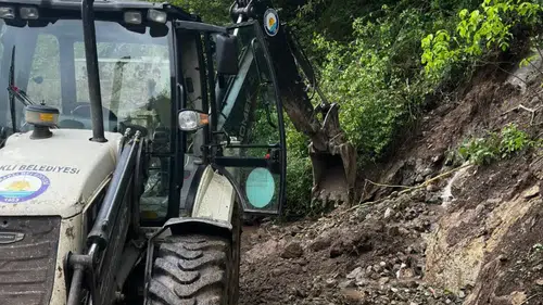 Araklı’da Yoğun Yağış Alarmı: Belediye Ekipleri Gece Boyu Sahadaydı