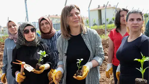Kadın Komün Kent Bostanı’nda fideler toprakla buluştu