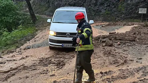 Araklı’da Sel Alarmı: Büyükşehir İtfaiyesi Mahsur Kalan Vatandaşları Kurtardı