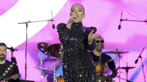 Demet Akalın Aydın'da Tarihi Bir Konser Verdi: 45 Bin Kişilik Mega Koro ile Sahne Aldı!