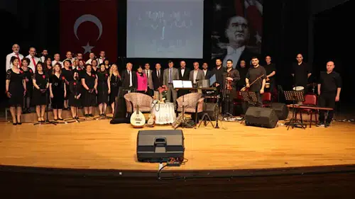 Kütahya’da Duygusal Anlar: Yeşilçam Şarkıları Konseri Coşkuyla İki Yüzyılı Aştı!