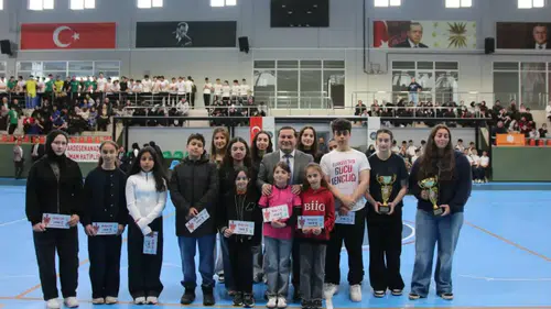 Ardeşen'de 19 Mayıs Kutlamaları: Gençler Salonları Şenlik Ateşiyle Doldurdu