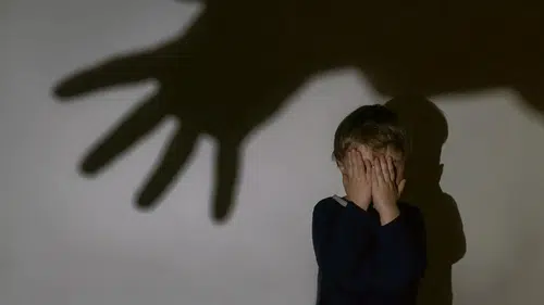 Fiziksel Şiddetin Çocukların Akademik Performansı ve Davranış Üzerindeki Olumsuz Etkileri: Yeni Araştırma Sonuçları Açıklandı!