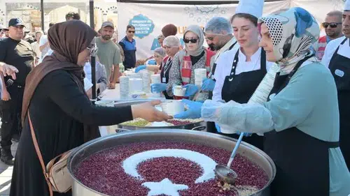 Esenyurt Belediyesi 18 bin kişiye aşure ikram etti