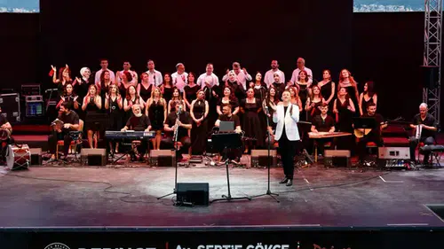 Derince’de “Öğretmenin Sesi – 9 Klasikler” Konseri düzenlendi