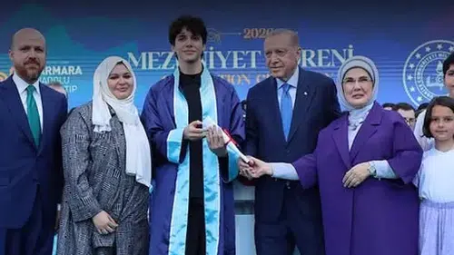 Cumhurbaşkanı Erdoğan, Torunu Ömer Tayyip’in Mezuniyet Sevincine Ortak Oldu