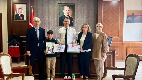 Türkiye İkincisi Arda Çağan Morgül'e Kaymakamdan Logo Tasarım Yarışmasında Övgü Dolu Tebrikler!
