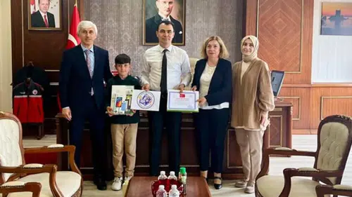 Arda Çağan Morgül, logo tasarımında Türkiye ikincisi oldu, Kaymakam'dan tebrik aldı