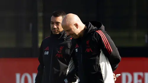 Liverpool'da yaprak dökümü! Van Bronckhorst da kovuldu