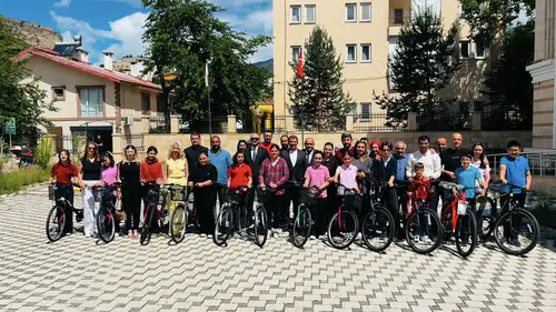 Ardanuç’ta En Çok Kitap Okuyan Öğrenciler Bisikletle Ödüllendirildi