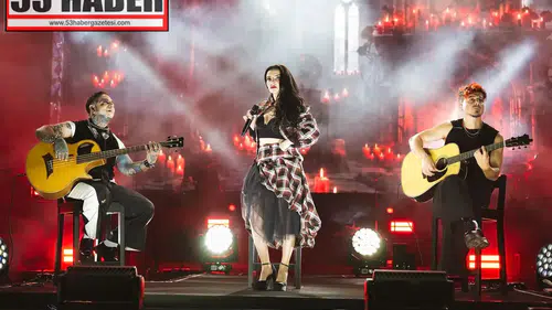 Model grubu Konya konserinde yeni şarkısını ilk kez seslendirdi