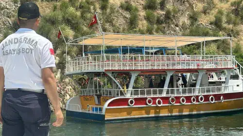 Halfeti'de Tur Teknesi Arızalandı, Yolcular Güvenli Bir Şekilde Tahliye Edildi