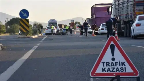 Manisa'da Trajik Kaza! Kamyonet Halk Otobüsüne Çarptı: Can Kaybı ve Yaralılar Meydana Geldi