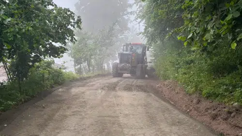 Maçka Belediyesi'nden Arkaya Mahallesi'nde Kuru Beton Yol Çalışması