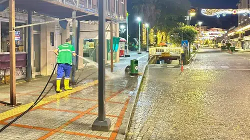 Rize Belediyesi Gece Mesaisinde: Cadde, Sokak ve Parklar Titizlikle Temizleniyor