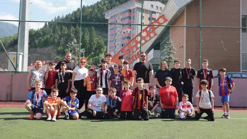 Artvin'de 15 Temmuz Anısına Düzenlenen 5x5 Mini Futbol Turnuvası Tamamlandı