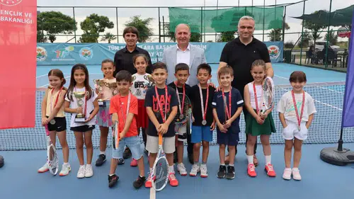 Arhavi’de 8-9-10 Yaş Yaz Kupası Tenis Turnuvası Tamamlandı