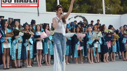 Tuğba Özerk, Ege Üniversitesi Mezuniyet Töreninde Coşku Dolu Performans Sergiledi!