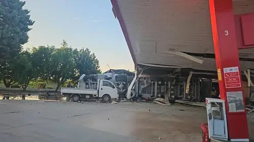Akaryakıt istasyonunda can pazarı! Tır pompaları devirip markete daldı