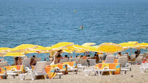 Antalya'da Hava Sıcaklıkları Rekor Seviyeye Ulaştı: Termometreler 44 Dereceyi Gösterdi!