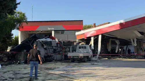 Kontrolden çıkan TIR akaryakıt istasyonuna daldı