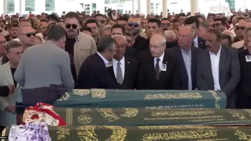 Olcay Baykal’ın cenazesinde dikkat çeken an: Özel ve Kılıçdaroğlu el sıkıştı