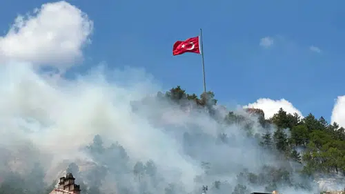 Tarihi Kütahya Kalesi’nin etekleri alev alev yanıyor