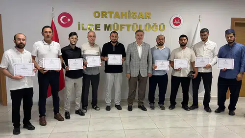 Ortahisar Müftülüğü'nde Etkili Hutbe Sunumu Eğitimini Tamamlayan Personele Belge Verildi