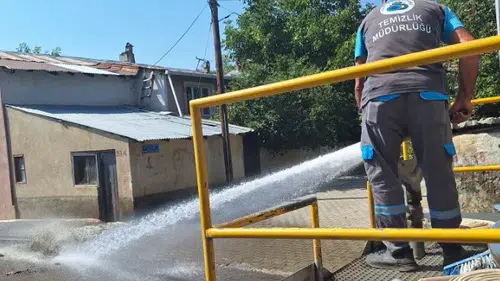 Oltu’da Temizlik Seferberliği: Şendurak Caddesi Baştan Sona Yıkanıyor