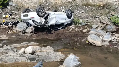 Adana'da feci kaza: Dere yatağına devrilen otomobilde can verdiler