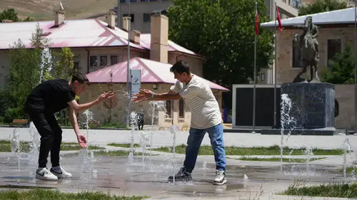 Bayburt'ta Hava Sıcaklıkları Yükselişte, Serinlemek İçin Çare Arayışları Başladı!