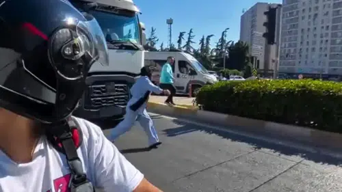 Bir anlık dalgınlık faciaya neden oluyordu! Kadın son anda ezilmekten kurtuldu
