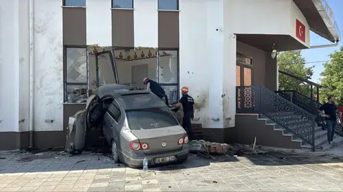Bolu'da Feci Kaza: Araç Camii İmam Odasına Dalınca Durabildi!