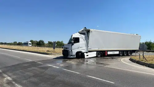 Edirne'de Tır Kazası: Yol Trafiğe Kapandı