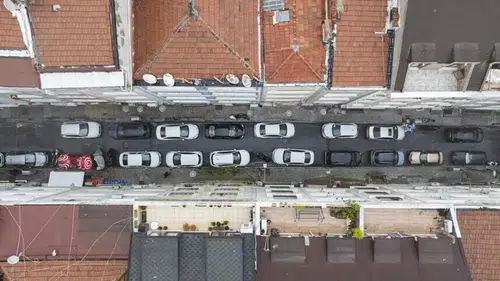İstanbul'da Kaçak Otoparkçılara Operasyon: Değnek Kullanıcıları Tek Tek Yakalandı!