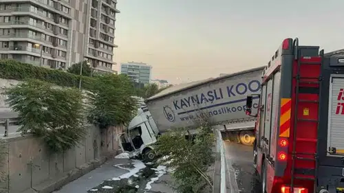 İstanbul'da Tır Yol Kenarındaki Derede Kontrolü Kaybederek Uçtu
