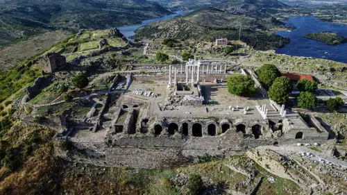 İzmir Seyahat Rehberi: Bergama Akropolü'nde Mutlaka Ziyaret Edilmesi Gereken Noktalar!