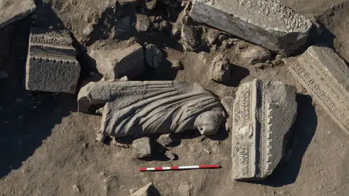"Antalya'da 1.800 Yıllık Şifa Heykeli: Boyu 2,20 Metre Olan Tarihi Eser Ortaya Çıktı!"