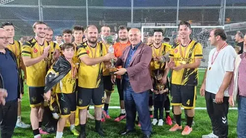 Derecik Köyü’nde Futbol Turnuvası Heyecanı: Şampiyon Kupa Sevinci Yaşadı