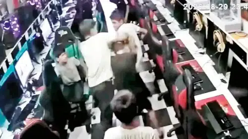Adana'da e-Spor Merkezi'nde bıçaklı kavga: Bir çocuk hastaneye kaldırıldı!