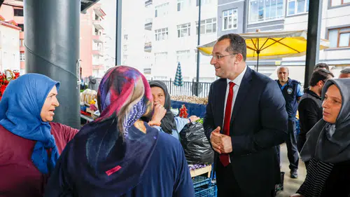 Başkan Ekim, Salı Pazarı’nda Esnaf ve Vatandaşlarla Buluştu