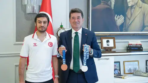 Başkan Kaya, Akdeniz Oyunları’ndan madalyalarla dönen Selimzade’yi ağırladı