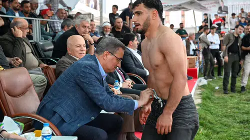 Vali Baruş, Büyük Pasinler Karakucak Güreşleri'ne Katıldı