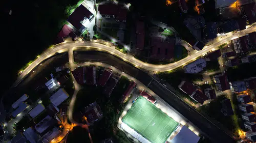 Çayeli’nde Yenipazar Mahallesi’ne Dekoratif Aydınlatma Dokunuşu
