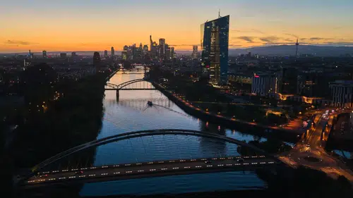 Almanya'nın gökdelenli şehri Frankfurt! İşte mutlaka görülmesi gereken yerler...