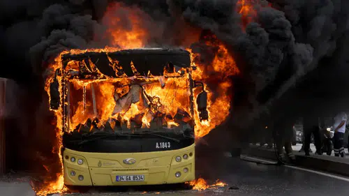 Bakırköy'de otobüs seyir halindeyken alev aldı