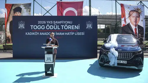 Kadıköy Anadolu İmam Hatip Lisesi'nden YKS'de Başarı Gösteren Mezuna Togg Armağanı!