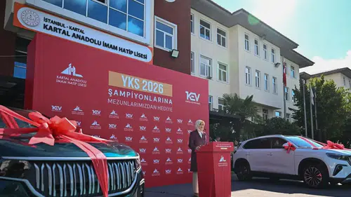 Kartal Anadolu İmam Hatip Lisesi'nde eğitim-öğretim yılı açılış töreni: Dereceye giren mezunlara Togg hediye edildi