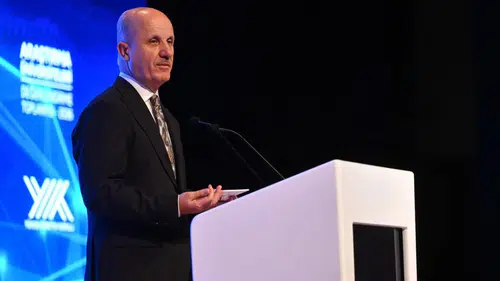 Özvar: Üniversite hastaneleri insan yetiştirme işlevlerini bir arada yürütüyor