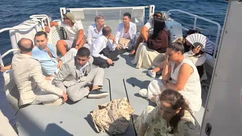 Şık giyinip yurt dışına kaçmaya çalıştılar